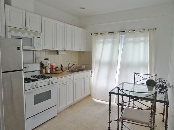 3rd image of 1628 De La Vina St