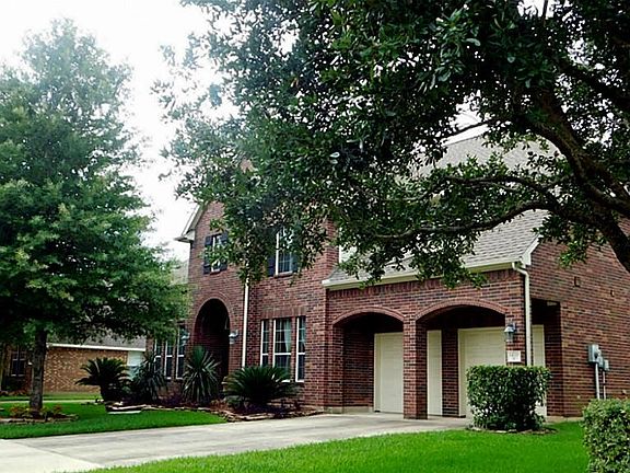 Welcome Home To Blisswood In Summerwood! This Lovely Home Has Window Pane Wrought Iron Double Doors To Greet You And Your Guests;  A Big Tranquil Backyard With No Neighbors Behind You! Sprinkler System For Easy Lawn Care. Now Let Me Show You Around!