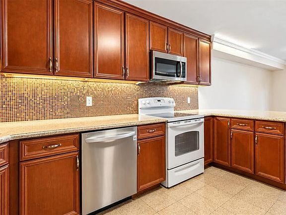 4th image of 1055 River Road #302
