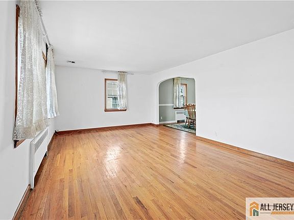 4th image of 399 Division St
