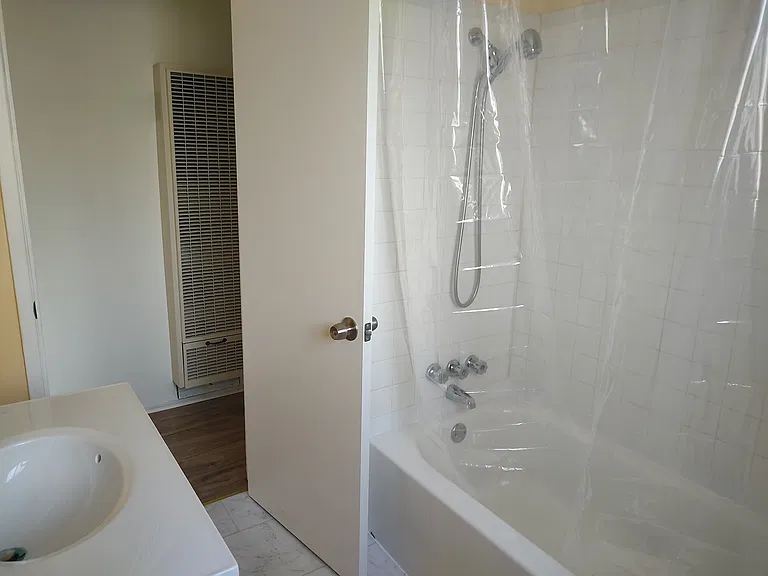 8001 Bancroft Ave #D — Photo 9