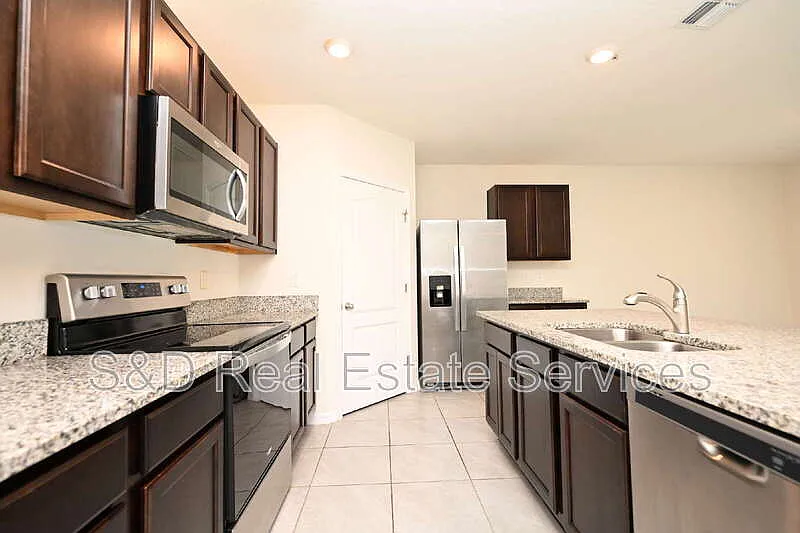4 bed, 2.0 bath, 1867 sqft, $2,360 — Photo 4