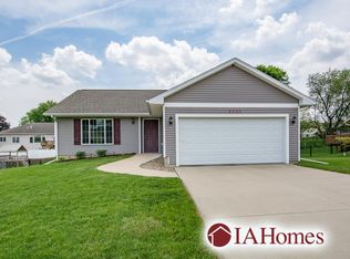 2225 Shady Grove Rd SW, Cedar Rapids, IA 52404