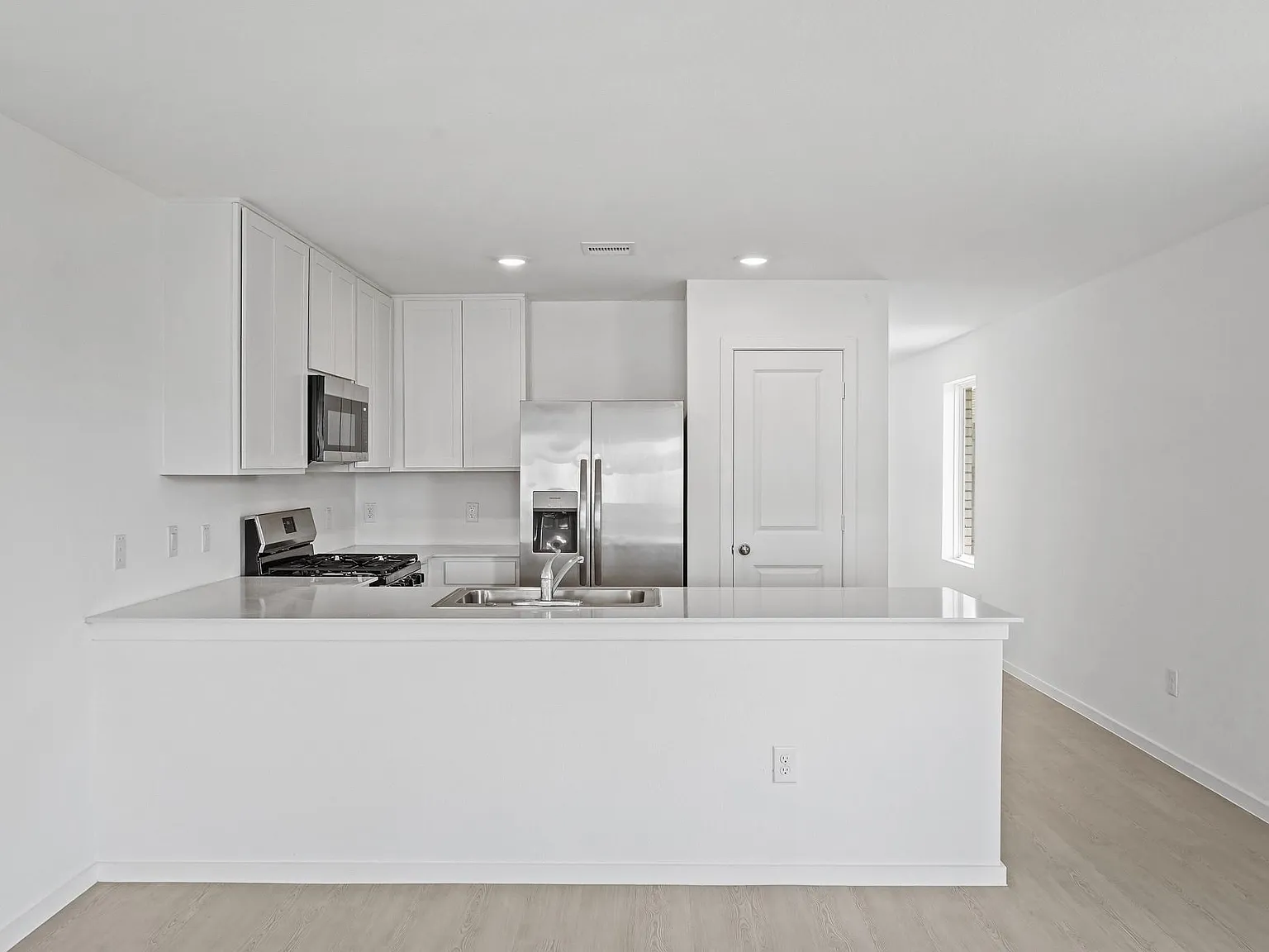 4 bed, 2.0 bath, 1656 sqft, $2,050 — Photo 3