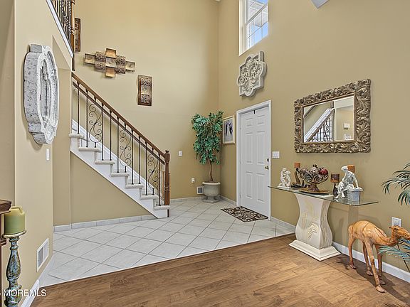 3rd image of 27 Silverbrooke Circle