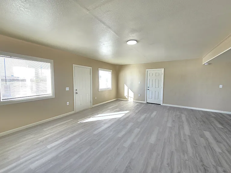 8651 S Loop Blvd — Photo 10