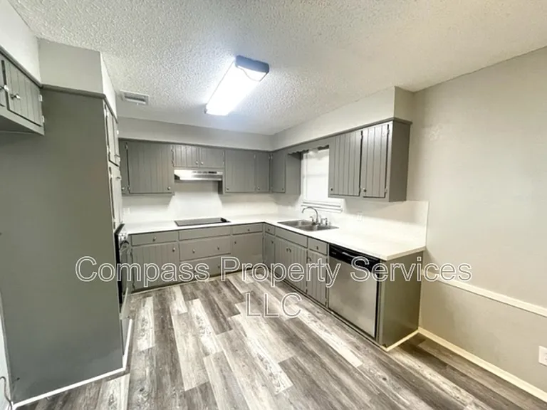 120 York Dr #120 — Photo 5