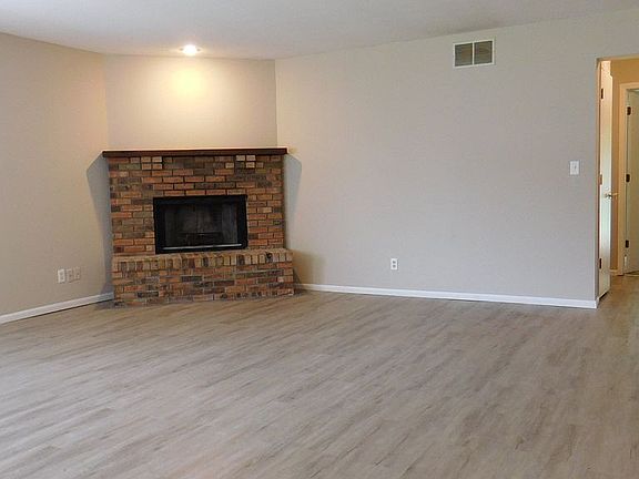 3rd image of 749 Tulip Ln