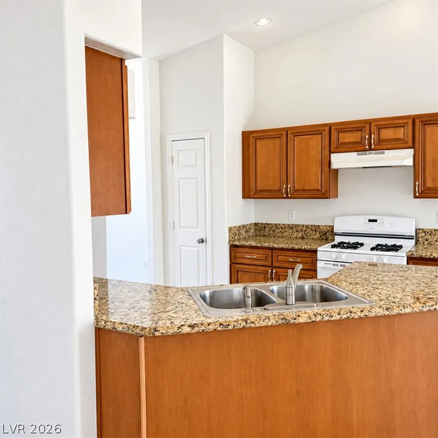 3 bed, 2.0 bath, 1230 sqft, $2,400 — Photo 2