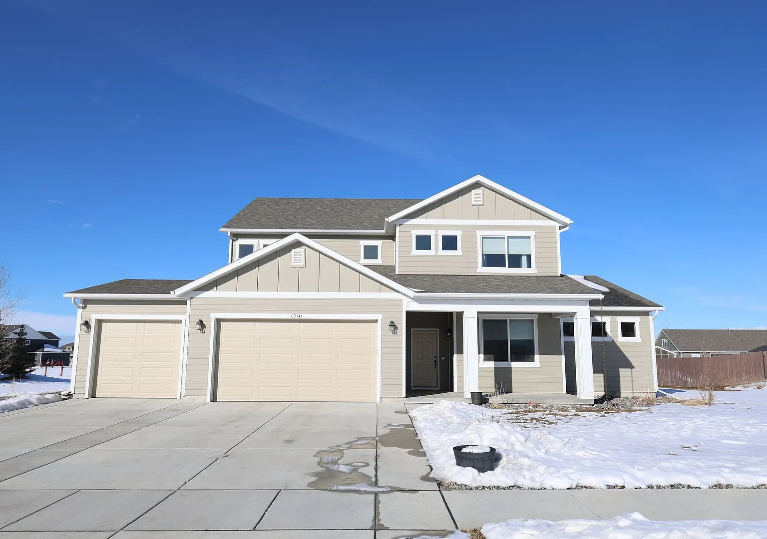 4-bedroom House with Large Yard — Photo 1