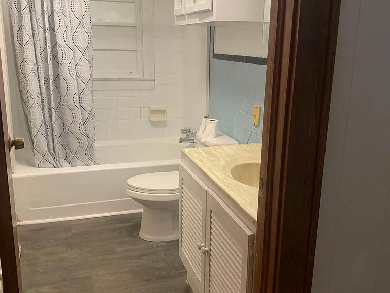 Full Bathroom with Tub/Shower