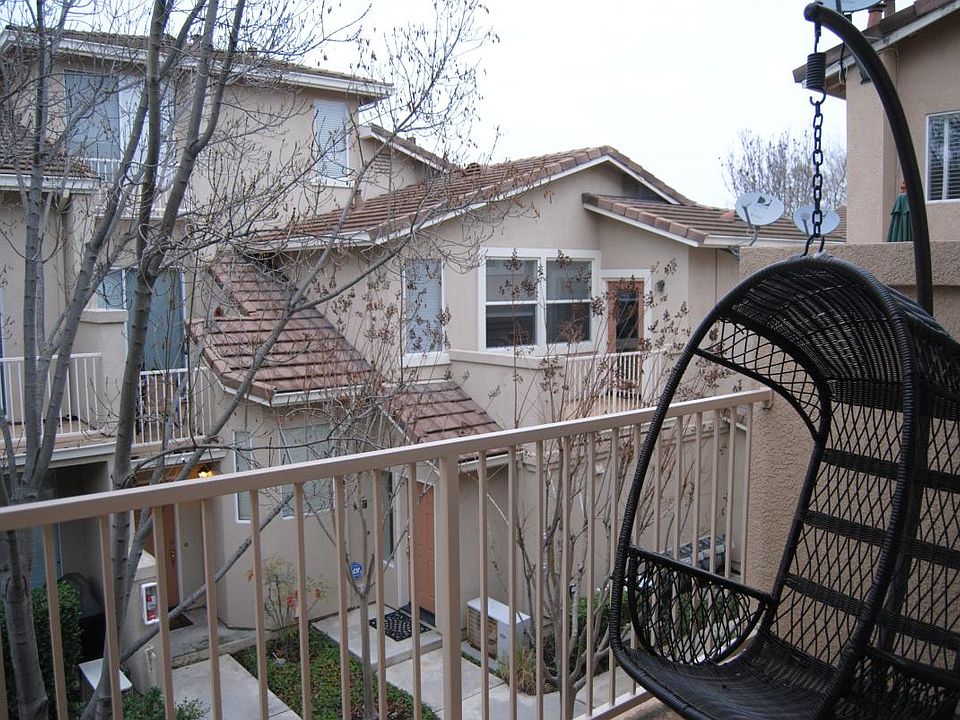 1st image of 546 Manhattan Pl