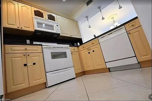 16750 NE 10th Ave #3 — Photo 7