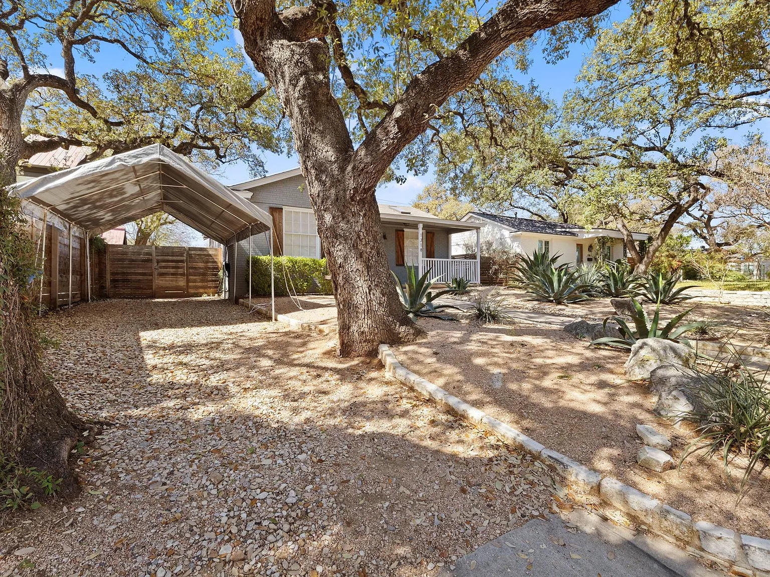 2 bed, 2.0 bath, 1187 sqft, $4,000 — Photo 3