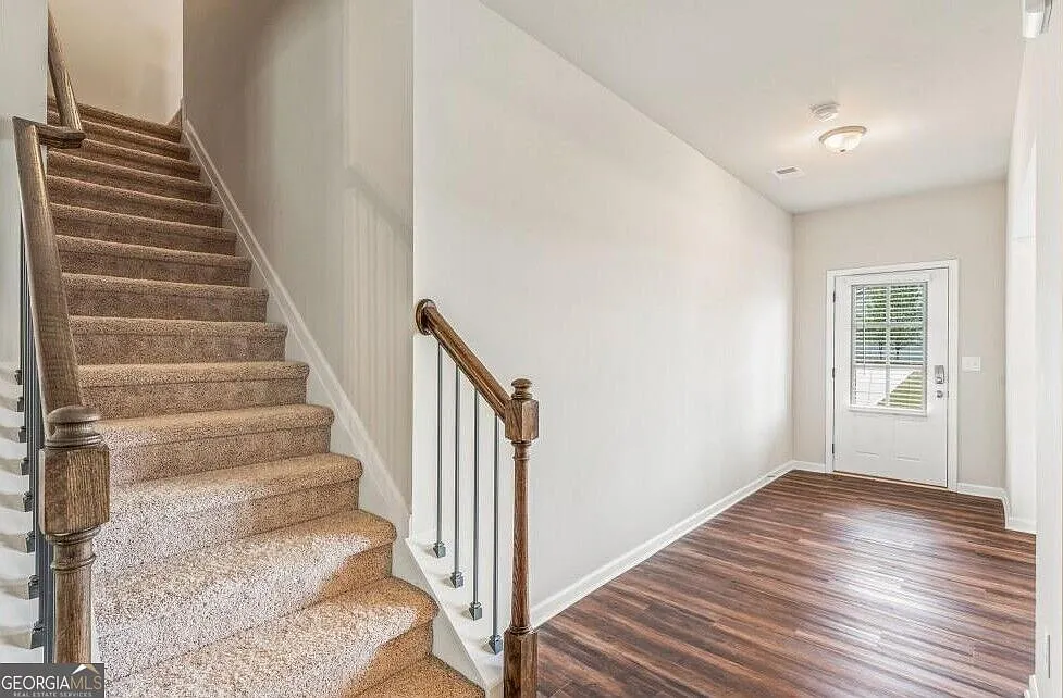 4 bed, 2.5 bath, 2372 sqft, $2,600 — Photo 3