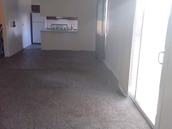 4th image of 902 Valley Dr