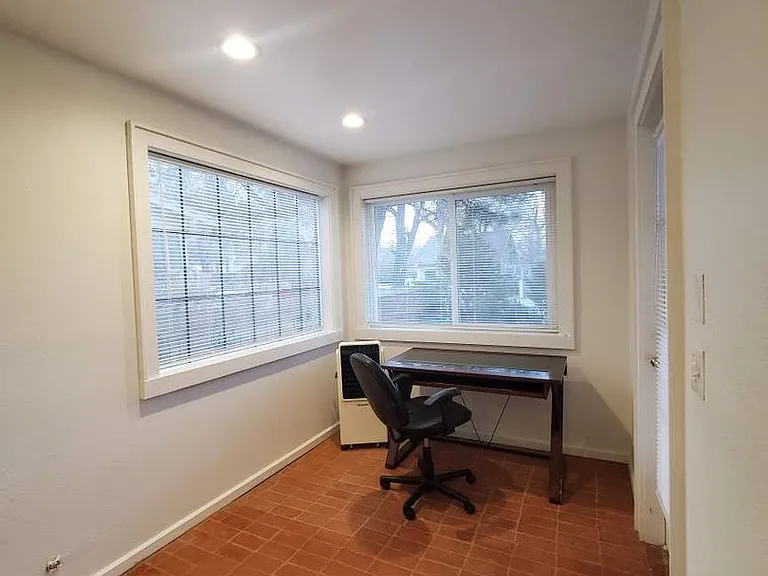 911 Fruit Ave NW — Photo 26