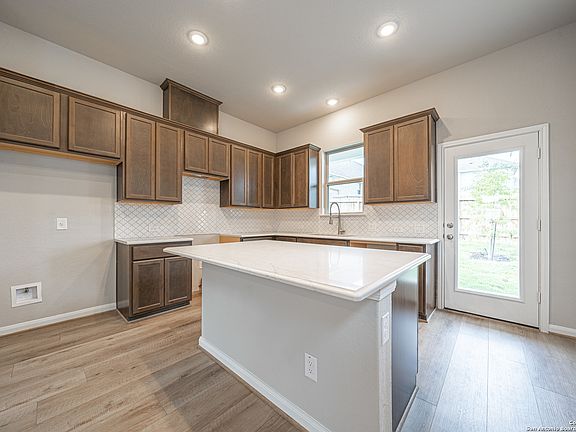 5th image of 2613 White Willow