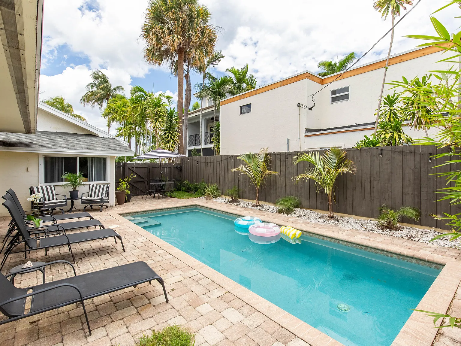 3 bed, 3.0 bath, 1565 sqft, $8,800 — Photo 3