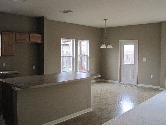 4th image of 105 White Oak Ct