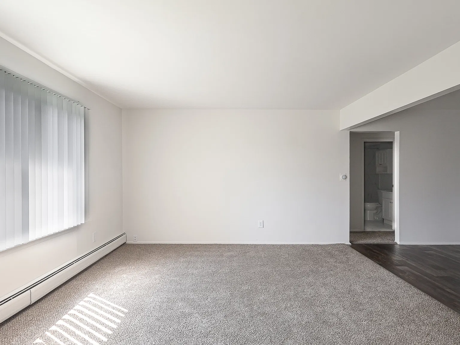 Oakland Mall Apartments — Photo 4