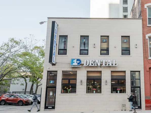206 W Division St #2F, Chicago, IL 60610