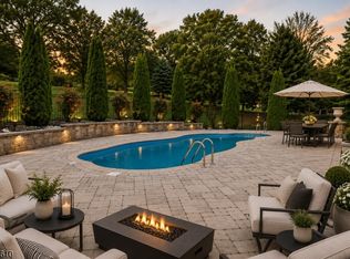 29 Old Schoolhouse Rd, Asbury, NJ 08802