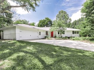 32 Lyndale Dr, Chagrin Falls, OH 44022