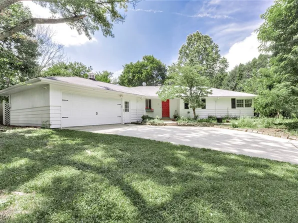 32 Lyndale Dr, Chagrin Falls, OH 44022