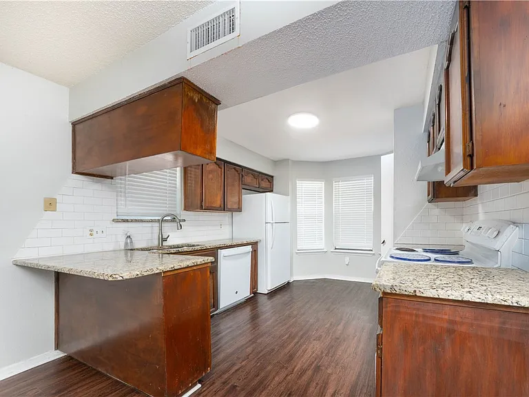 4010 Oak Bay Dr #E — Photo 4