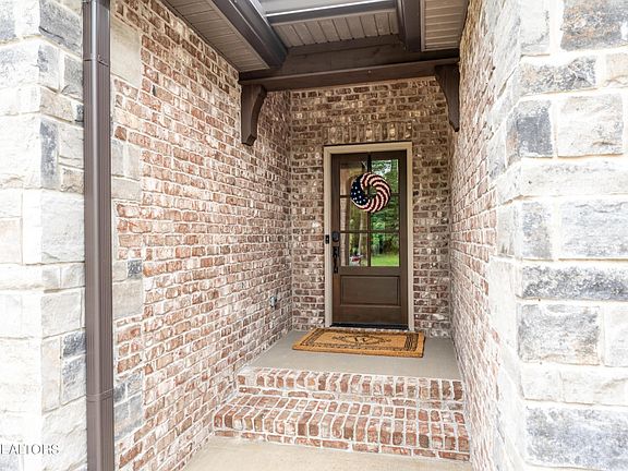4th image of 63 Oak Leaf Cir