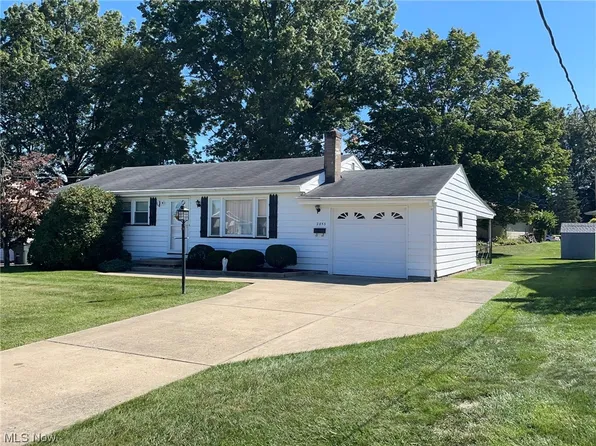 2853 Peacock Dr, Youngstown, OH 44511