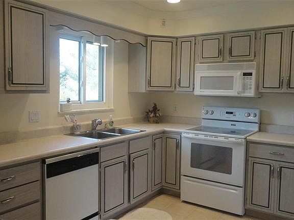 2nd image of 827 Eastland Dr