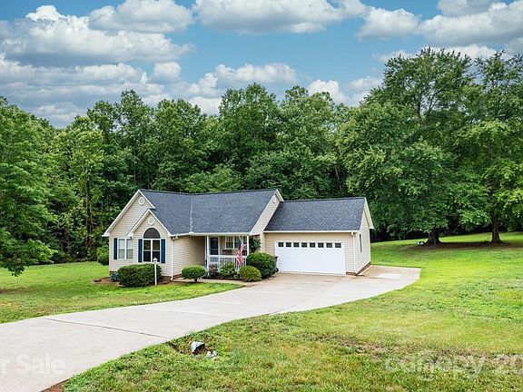 3rd image of 1851 Smyrna Ln