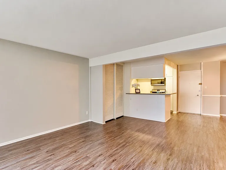5830 Reseda Boulevard — Photo 103