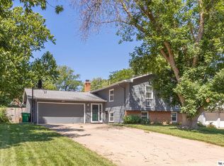 1118 S Grandview Ave, Papillion, NE 68046