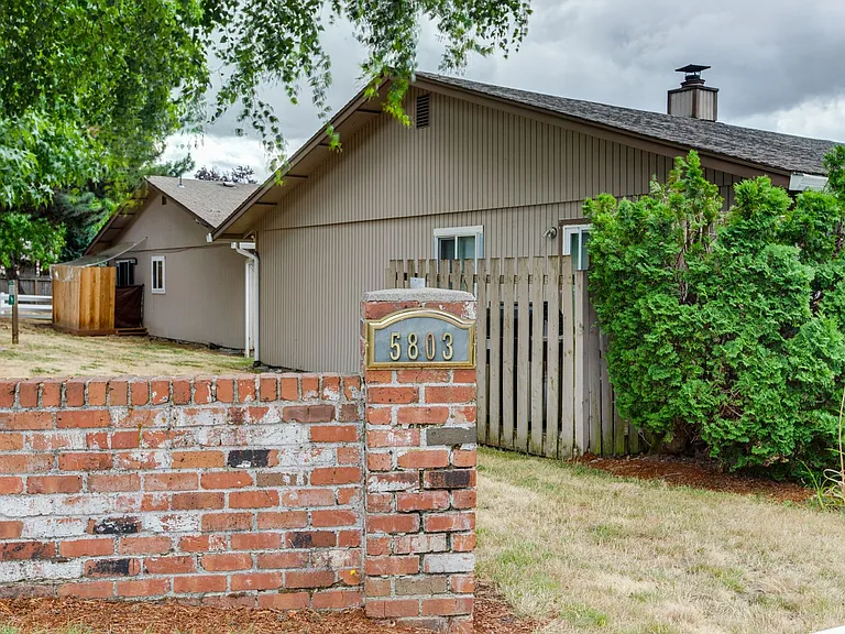 NE34 Duplexes — Photo 15