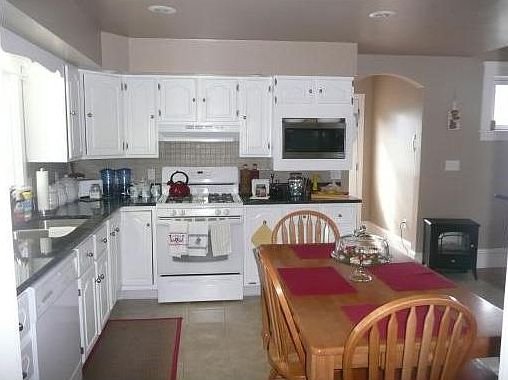 5th image of 1060 Lonsdale Ave