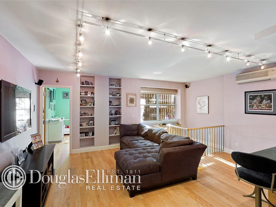 1st image of 304 W 88th St
