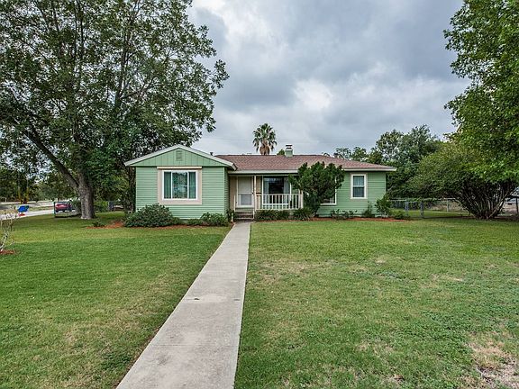 2nd image of 920 Ivy Ln