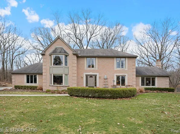 1218 Creekview Ct, Rochester, MI 48306