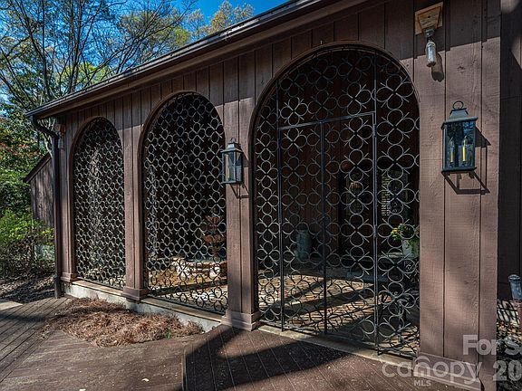 2nd image of 1432 Laurel Ln