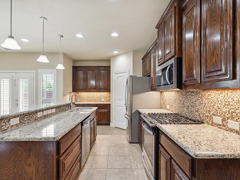 4213 Pecan Bend Ln — Photo 2