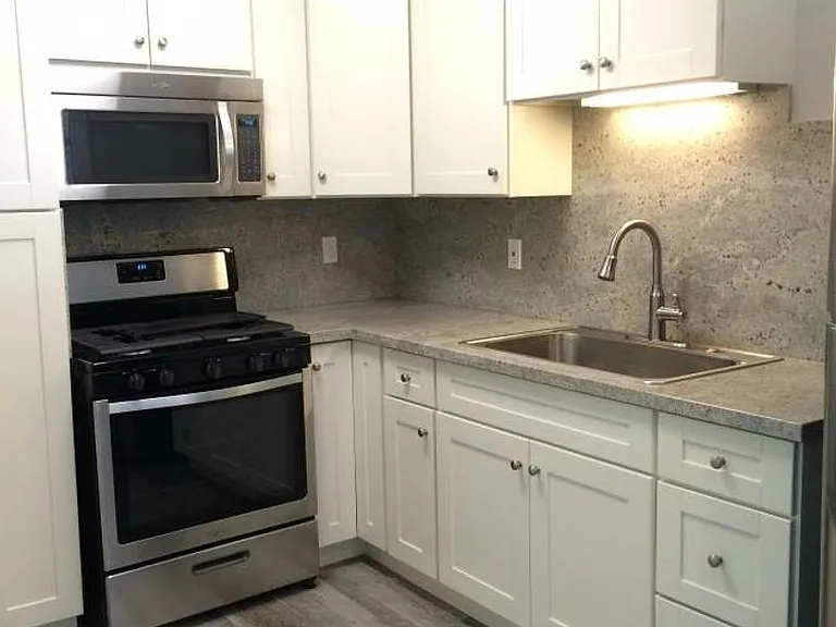 370 N Fair Oaks Ave — Photo 1