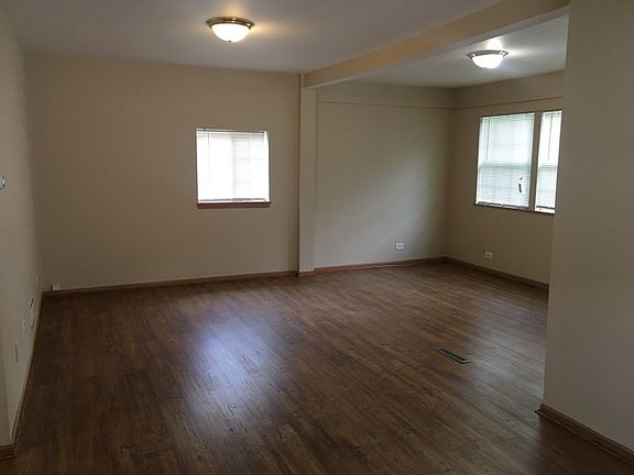 3rd image of 9 W Hawthorne Dr