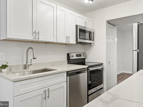 7820 Hanover Pkwy #405, Greenbelt, MD 20770