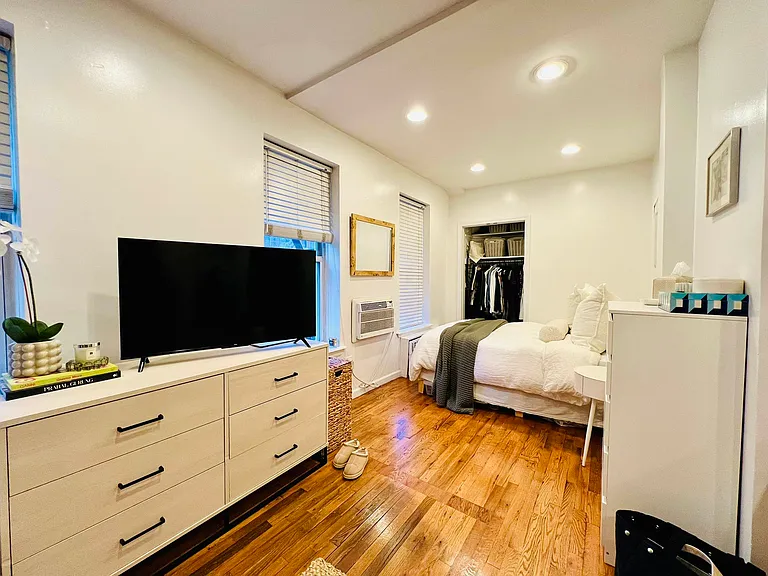 206 E 81st St #3D — Photo 1