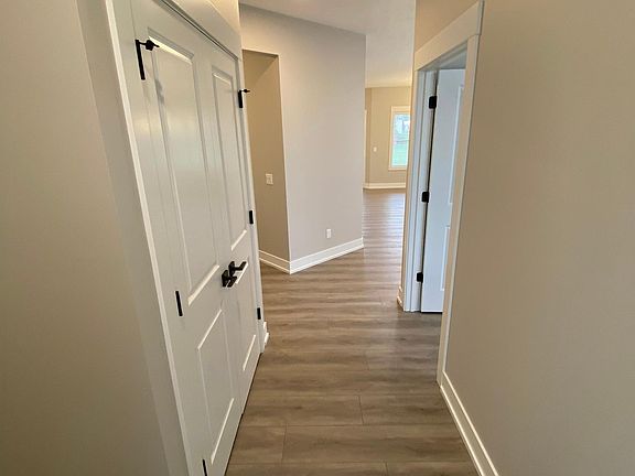 2nd image of 3172 Elmwood Centre Dr
