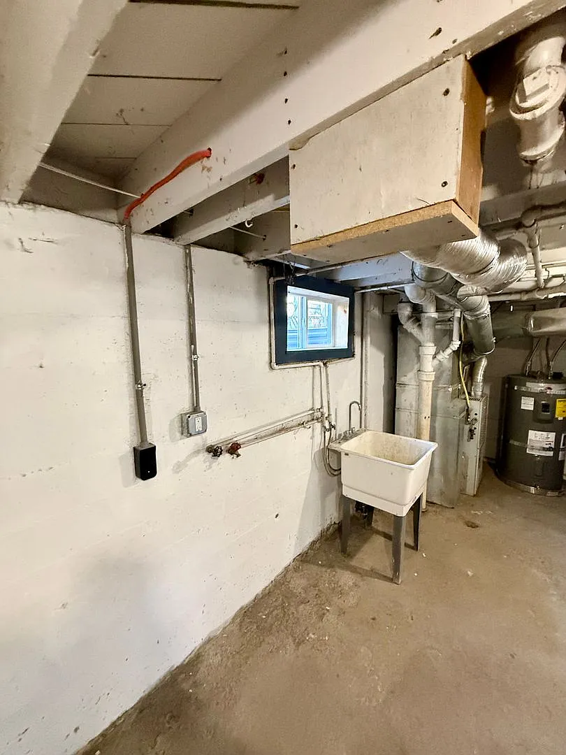 Newly updated 3bdrm, 2 bath house with large basement and covered parking. — Photo 2