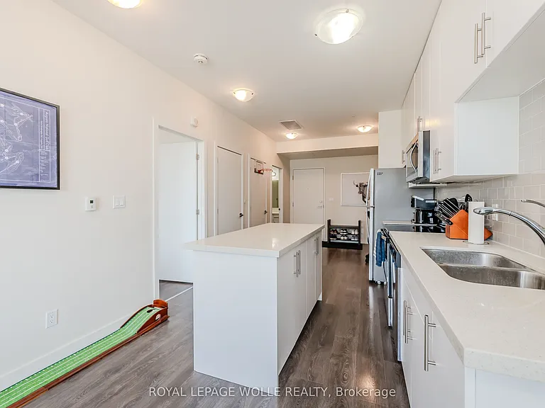690 King St W #610 — Photo 11